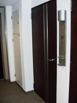 プライマル三軒茶屋の玄関