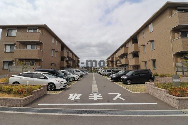 ソフィアコート鳥飼A棟の駐車場