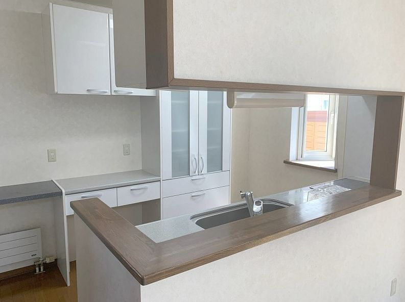 【釧路市昭和中央3丁目】広々70坪の敷地！収納充実の5LDKで快適な暮らしをデザイン♪の居間・リビング|家族と話せる対面キッチン！清潔感ある白基調