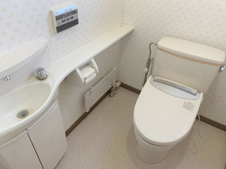 【釧路市昭和中央3丁目】広々70坪の敷地！収納充実の5LDKで快適な暮らしをデザイン♪のトイレ|お洒落な壁紙！手洗い器付きで快適なトイレ