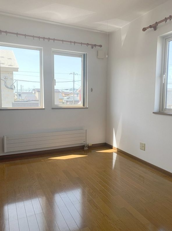 【釧路市昭和中央3丁目】広々70坪の敷地！収納充実の5LDKで快適な暮らしをデザイン♪の洋室|日当たりの良い洋室！ピカピカのフローリング