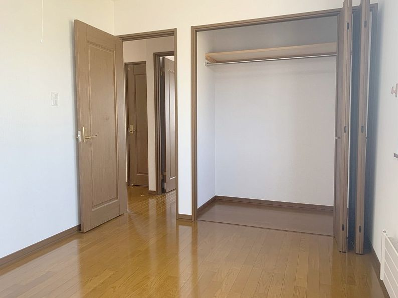 【釧路市昭和中央3丁目】広々70坪の敷地！収納充実の5LDKで快適な暮らしをデザイン♪の収納|収納充実！明るい色調で使いやすい洋室