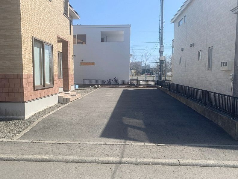 【釧路市昭和中央3丁目】広々70坪の敷地！収納充実の5LDKで快適な暮らしをデザイン♪の外観|アスファルト舗装で雪かき楽々！広々3台駐車