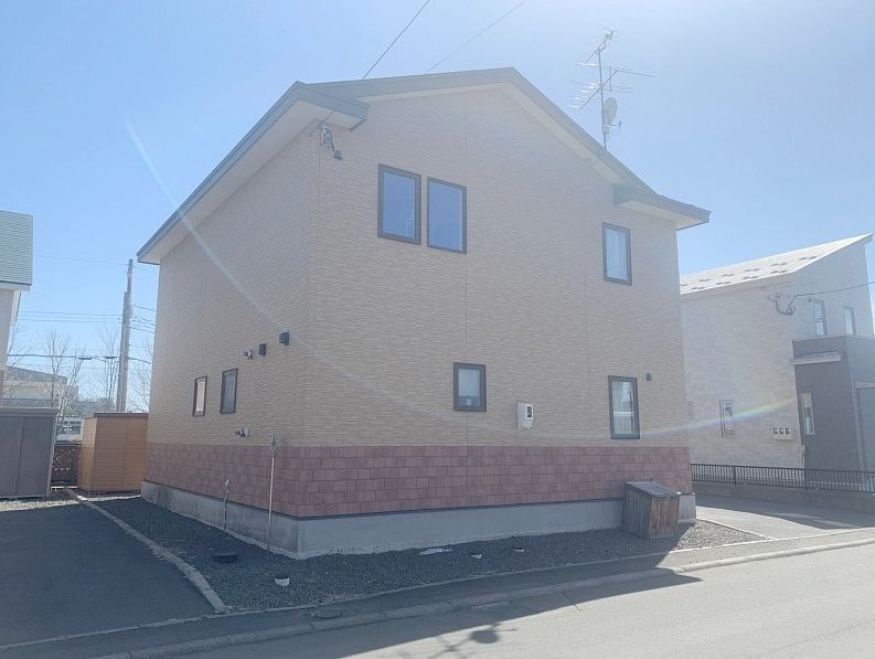 【釧路市昭和中央3丁目】広々70坪の敷地！収納充実の5LDKで快適な暮らしをデザイン♪の駐車場|陽当たり良好！側面も美しい清潔感あふれる外観