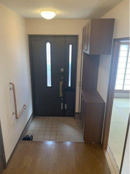 【釧路市昭和中央3丁目】広々70坪の敷地！収納充実の5LDKで快適な暮らしをデザイン♪の玄関|収納力抜群！手すり付きで安心の広々玄関