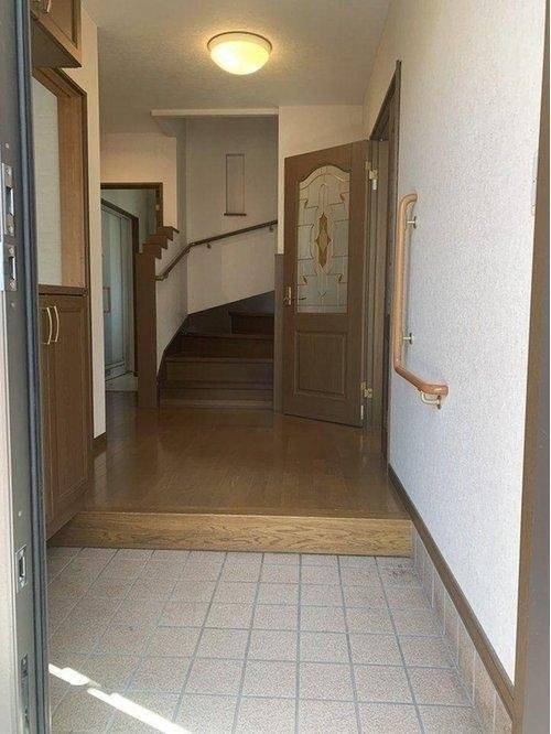 【釧路市昭和中央3丁目】広々70坪の敷地！収納充実の5LDKで快適な暮らしをデザイン♪の玄関|明るい玄関ホール！木目の階段と手すりで安心