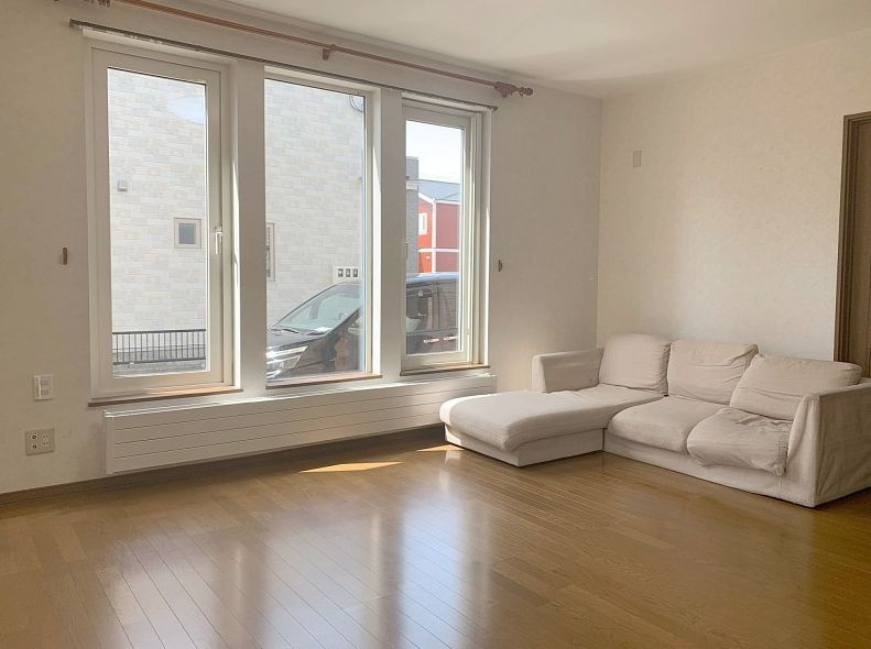 【釧路市昭和中央3丁目】広々70坪の敷地！収納充実の5LDKで快適な暮らしをデザイン♪の居間・リビング|陽光あふれる広々リビング！清潔感あるフローリング