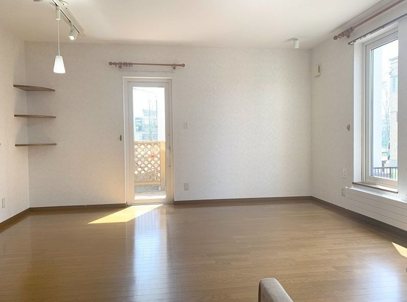 【釧路市昭和中央3丁目】広々70坪の敷地！収納充実の5LDKで快適な暮らしをデザイン♪の居間・リビング|お洒落な照明と棚付き！バルコニーへ続く開放感