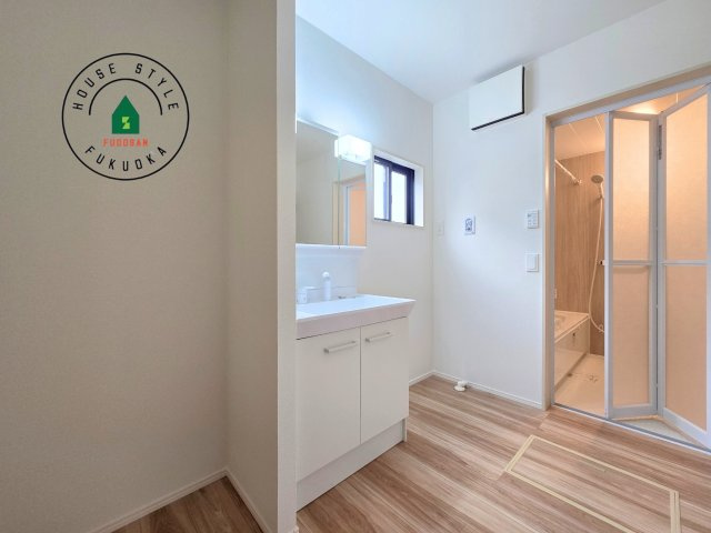 古賀市花見南3丁目第4-1棟（1号棟）の内観：施工例|ゆとりの洗面スペースで朝の身支度もスムーズに。暮らしを快適に変えるシャワー付洗面台です！