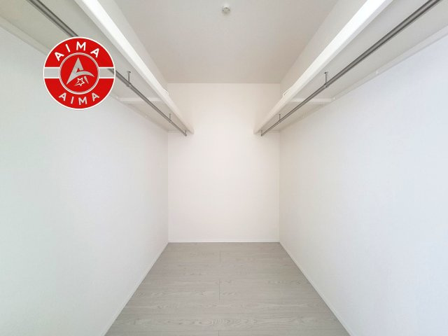 古賀市花見南3丁目第4-1棟（1号棟）の収納|洋服や大きな荷物が多い方や人数の多いご家族などは、一般的なクローゼットよりもウォークインクローゼットのほうが使い勝手が良いです。