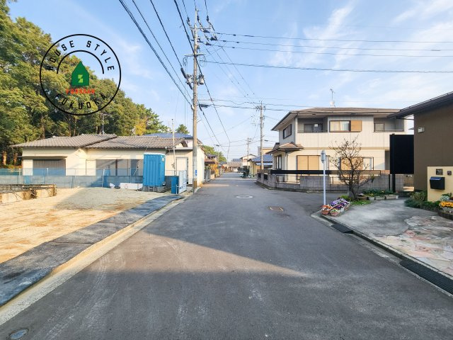 古賀市花見南3丁目第4-1棟（1号棟）の外観：施工例|前面道路は閑静な住宅地をはしる車通りの少ない道路。お車の出し入れが苦手なママや小さなお子様にも安心ですね。しっかり舗装もされているので、ベビーカーや自転車で通っても快適に通行できます。