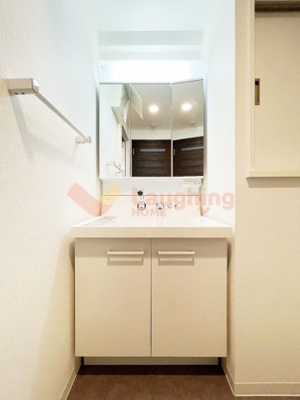 【独立洗面台】 | ルナグランデ | 独立洗面台、小物を置くことができて便利です※別号室の写真です