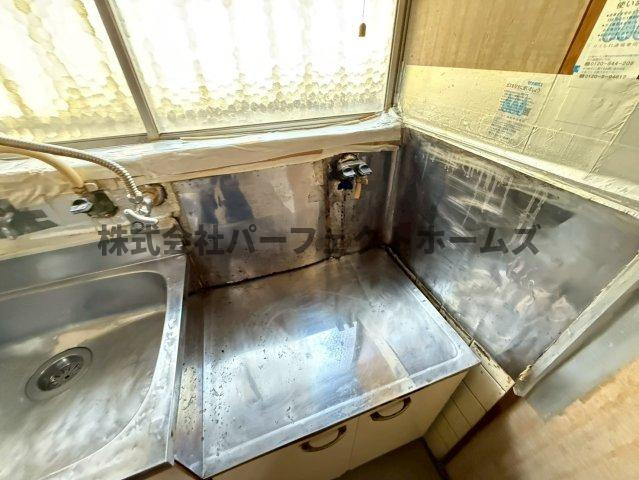 津田元町2丁目テラスハウス　賃貸のキッチン|コンパクトなキッチンで掃除もラクラク