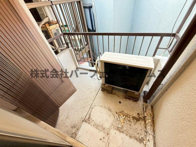 津田元町2丁目テラスハウス　賃貸のバルコニー|外からの目が気にならないバルコニーで洗濯物が干せます