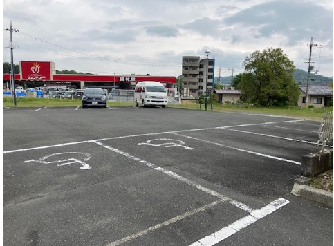 五島貸店舗の駐車場