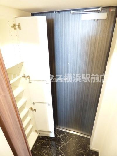 【玄関】ラクラス横浜 