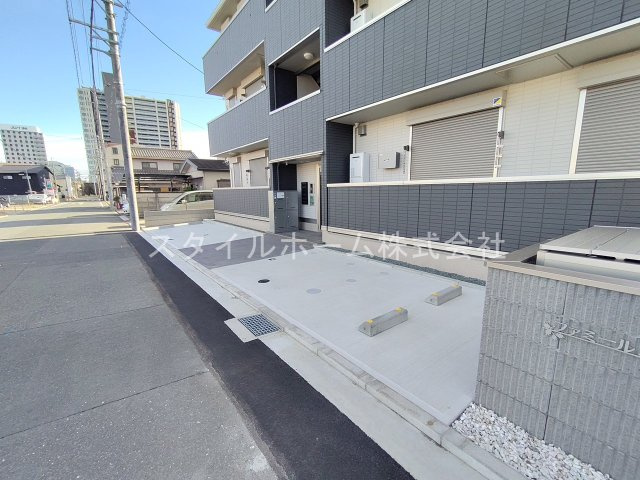 ファミール駅西の駐車場