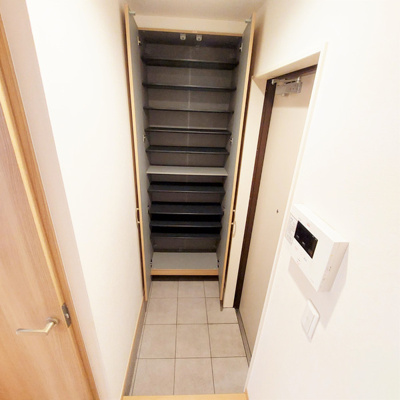 【玄関】 | アン・ウィスタリア