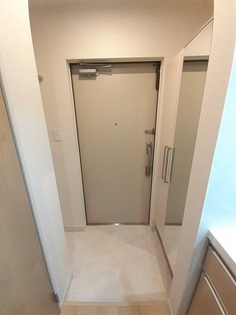 メゾン・ド・プリュネの玄関