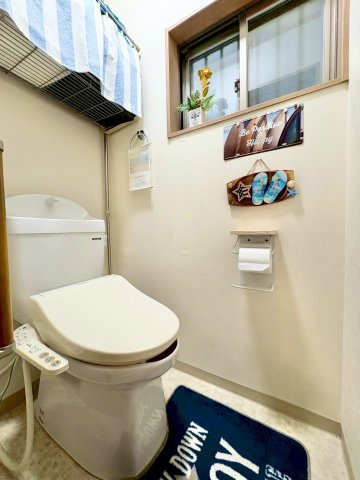 京都市伏見区羽束師鴨川町　中古戸建てのトイレ|温水洗浄便座付きトイレ。