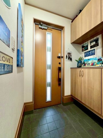 京都市伏見区羽束師鴨川町　中古戸建ての玄関|シューズボックス完備なので、ご家族分の靴もすっきりまとめて収納することができます。