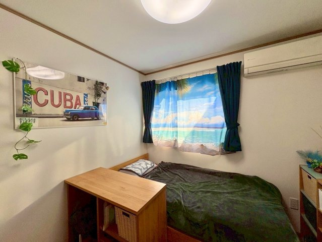 京都市伏見区羽束師鴨川町　中古戸建ての洋室|2F 5帖洋室。南面窓で明るい室内。