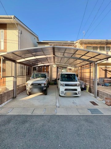 京都市伏見区羽束師鴨川町　中古戸建ての駐車場|駐車2台可（カーポート付）