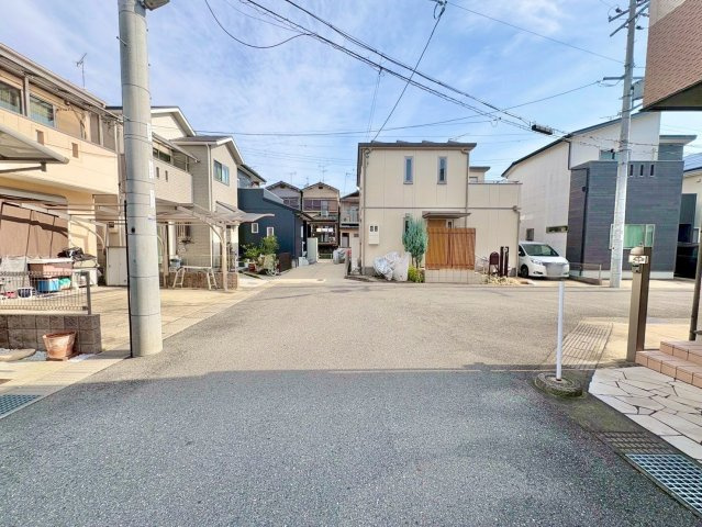京都市伏見区羽束師鴨川町　中古戸建ての前面道路含む現地写真|前道はゆったり6ｍあるので、お車の出し入れも楽々です。