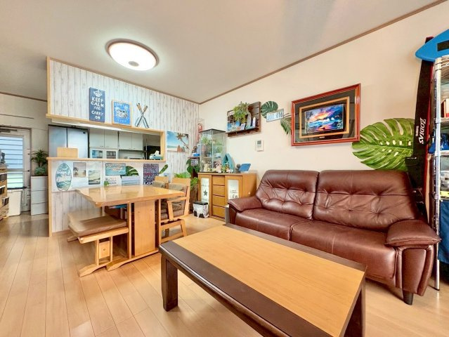 京都市伏見区羽束師鴨川町　中古戸建ての居間・リビング|平成24年築のお住まい。室内大変丁寧にお使いです。