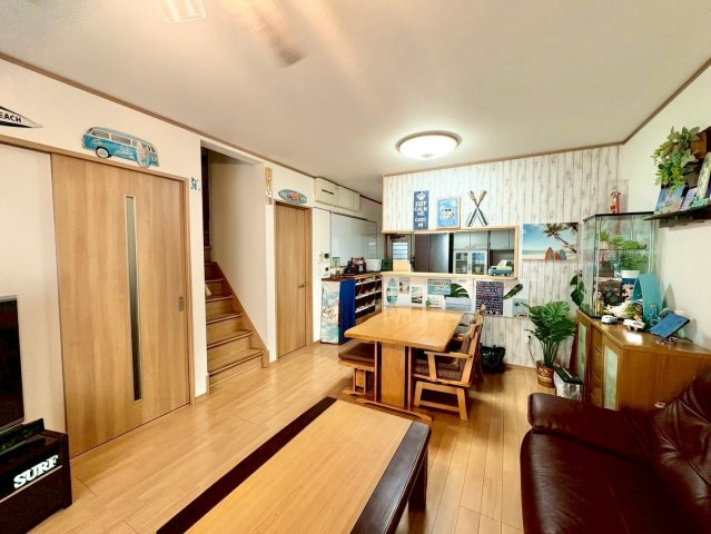 京都市伏見区羽束師鴨川町　中古戸建ての居間・リビング|ご家族同士のコミュニケーションが取りやすいリビング階段。