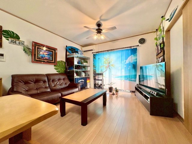 京都市伏見区羽束師鴨川町　中古戸建ての居間・リビング|南面窓から陽の光が差し込み、明るいLDKは16帖。