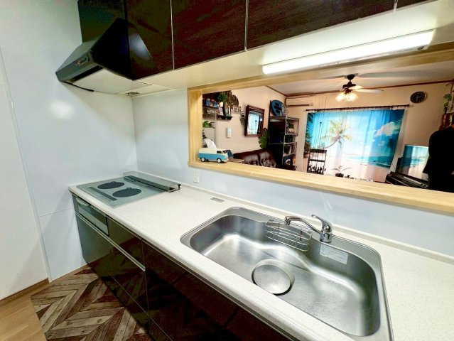 京都市伏見区羽束師鴨川町　中古戸建てのキッチン|家事をしながらでもご家族と会話を楽しんだり、TVを観ることができる人気の対面キッチンです。