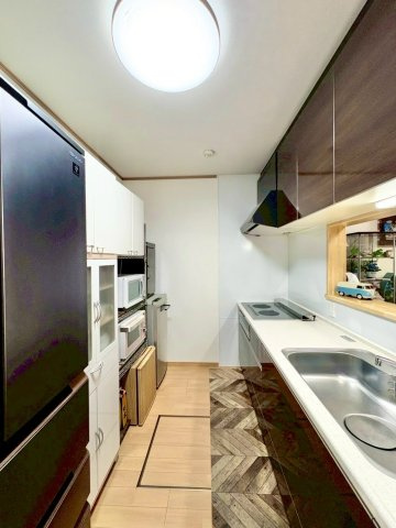 京都市伏見区羽束師鴨川町　中古戸建てのキッチン|吊戸棚など、キッチン周りの収納も充実しています。