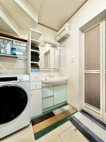 京都市伏見区羽束師鴨川町　中古戸建ての独立洗面台|白を基調とした清潔感のある洗面脱衣室。