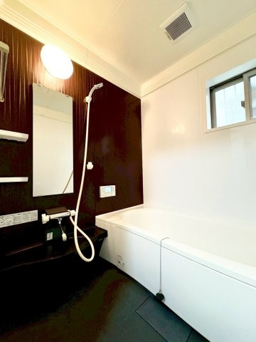 京都市伏見区羽束師鴨川町　中古戸建ての浴室|1坪タイプのユニットバス。追い炊き機能付きで快適です。