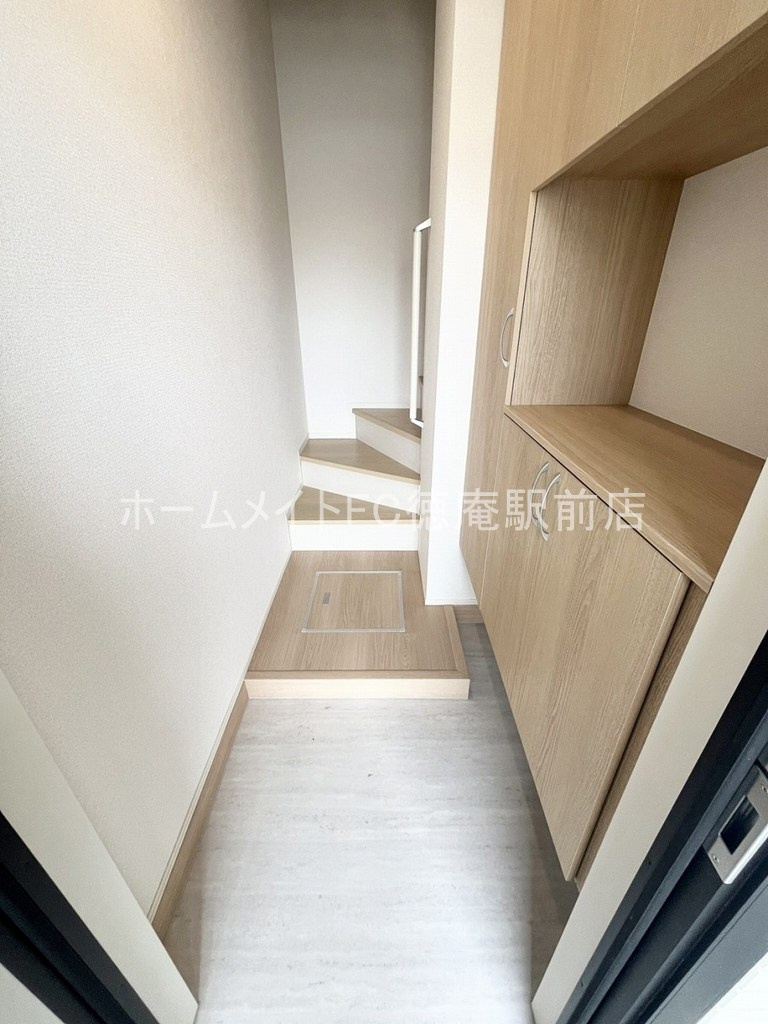 大東市太子田２丁目のハイツの玄関