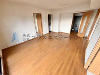 【居間・リビング】 | ロワイヤル飾磨 | バルコニーに面したリビングで明るいですね♪フローリングは、木目、色調など木材特有の風合いでナチュラルな美しさがあります♪