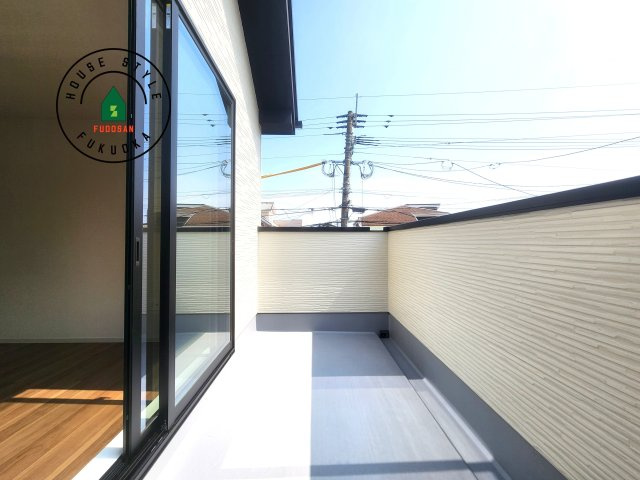 福岡市早良区賀茂2丁目第4-1棟（1号棟）　のバルコニー|風をしっかりと感じられるバルコニーでは、毎日が洗濯日和です。広々としているので洗濯も楽しくなるでしょうし、気分転換にバルコニーからの眺めを楽しむのもいいでしょう。