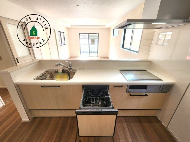 福岡市早良区賀茂2丁目第4-1棟（1号棟）　のキッチン|ご家族を近くに感じられる対面キッチンのLDK。会話もはずみそうですね。