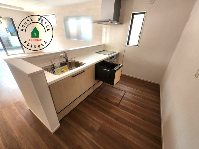 福岡市早良区賀茂2丁目第4-1棟（1号棟）　のキッチン|明るいキッチン作業スペースを多くとりました。ご夫婦でキッチンに立っても調理がしやすい広さです。食器類もすっきりと片付く収納は魅力的です。