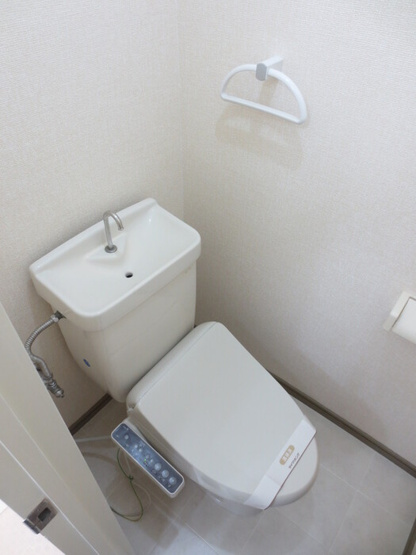 【トイレ】 | ラーバンハイツ | 403 温水洗浄暖房便座トイレ