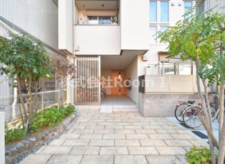 【エントランス】 | アヴェイル淡路・旭化成ヘーベルメゾンHEBEL HAUS | 落ち着いたエントランスです