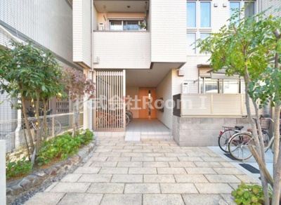 【エントランス】 | アヴェイル淡路・旭化成ヘーベルメゾンHEBEL HAUS | 落ち着いたエントランスです