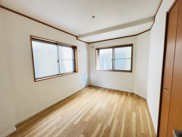 和田戸建の洋室