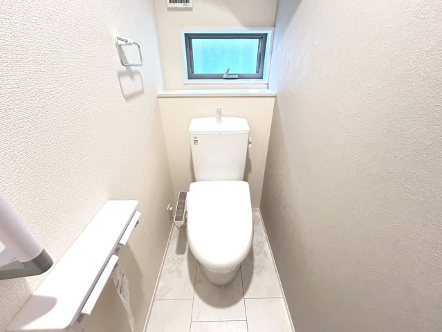 リーブルガーデン　一宮市大毛向野　全1区画分譲の独立洗面台|洗面化粧台 幅 750mm、軽く割れにくい洗面ボールと場所をとらないコンパクト設計の本体キャビネットです。
ミラー扉の内側は全て収納スペースです。リフトアップシャワーを採用し両手が自由に使えます