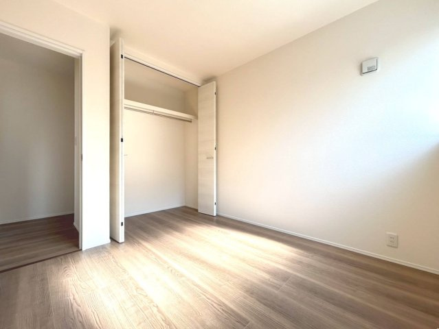 リーブルガーデン　一宮市大毛向野　全1区画分譲の寝室|すべての居室にはたっぷり収納できる大型のクローゼット、各室に２４時間換気システムを設置しています。
排気ファンから低風量で24時間強制排気し、家の中の空気をいつも新鮮に保ちます。
