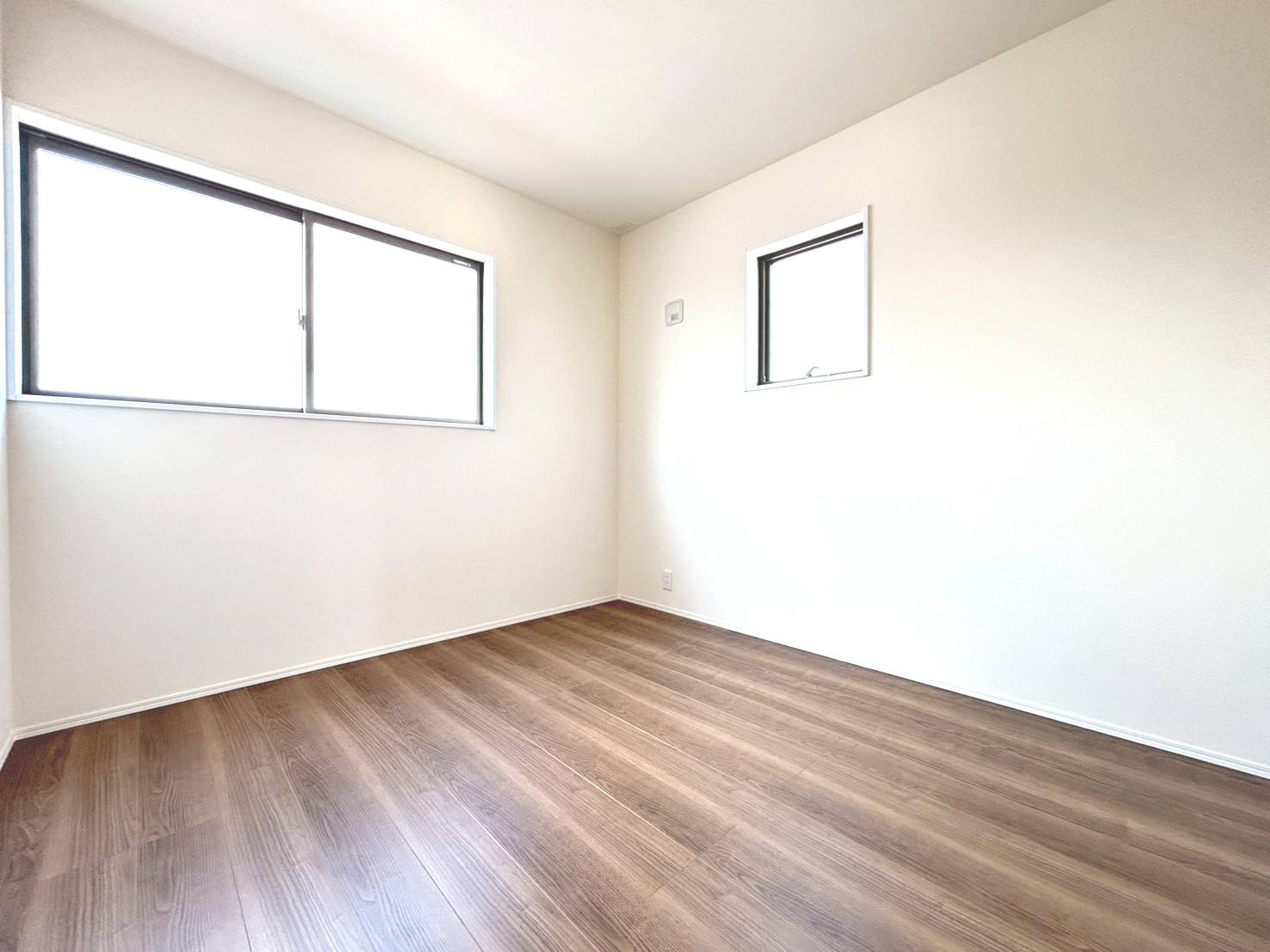 リーブルガーデン　一宮市大毛向野　全1区画分譲の洋室|全居室にたっぷり収納できる大型クローゼット、居室部分の窓ガラスには間に空気層を設けたペアガラスを採用。
高い断熱性と共にガラス面の結露対策にも効果を発揮します。