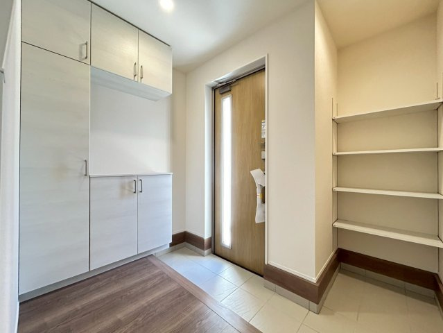 リーブルガーデン　一宮市大毛向野　全1区画分譲の玄関|【ピッキング防止機能付き玄関ドア錠】玄関ドアの鍵は上下に２つあり、内側の下段は脱着サムターンキー。
鍵を不正に開錠されても、もう１つの鍵でピッキングを防ぎます。防犯性の高い仕様になっています。