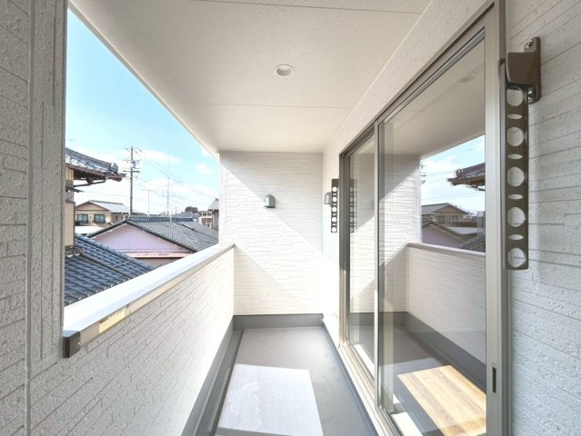 リーブルガーデン　一宮市大毛向野　全1区画分譲の玄関|大容量のシューズ収納付きで玄関周りもすっきり！玄関ドアからの光が玄関ホールを明るくしてくれます。