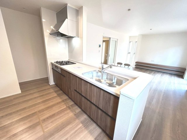 リーブルガーデン　一宮市大毛向野　全1区画分譲の居間・リビング|明るい日差しをふんだんに取り込んだリビングダイニングは家族の笑顔につつまれた素敵な空間になります。
一建設の家は精度が高く丈夫な工法を採用し、「住宅トップランナー基準」に対応しています。